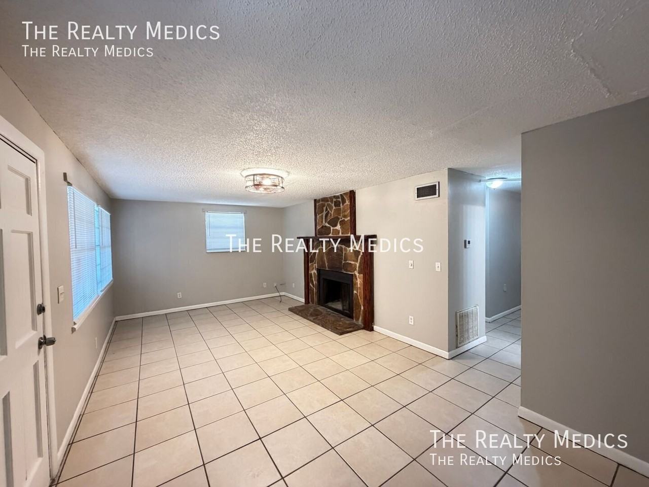 10048 Se Sunset Harbor Rd - Photo 4 of 26