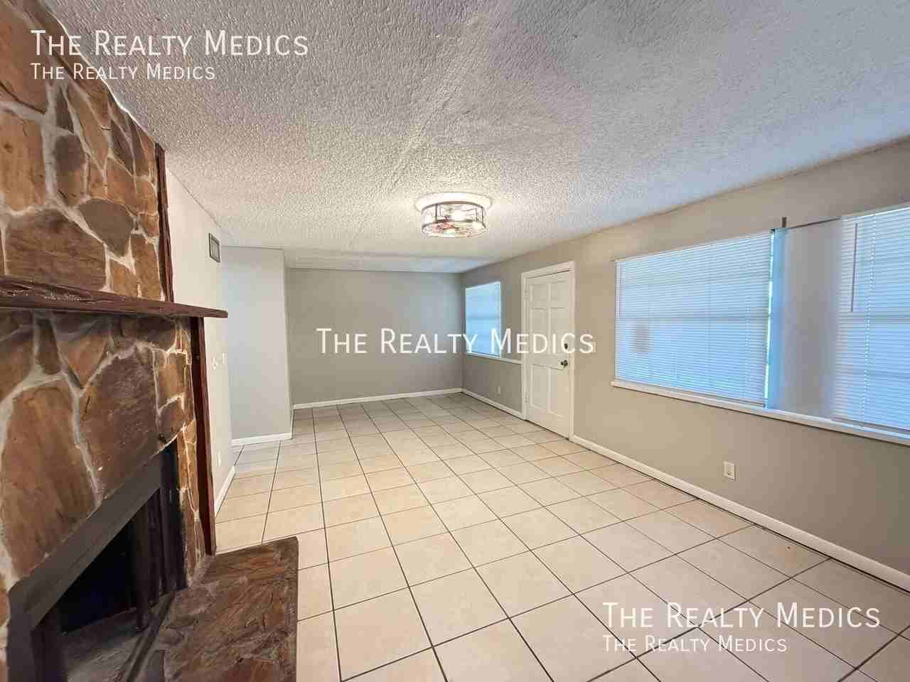 10048 Se Sunset Harbor Rd - Photo 5 of 26