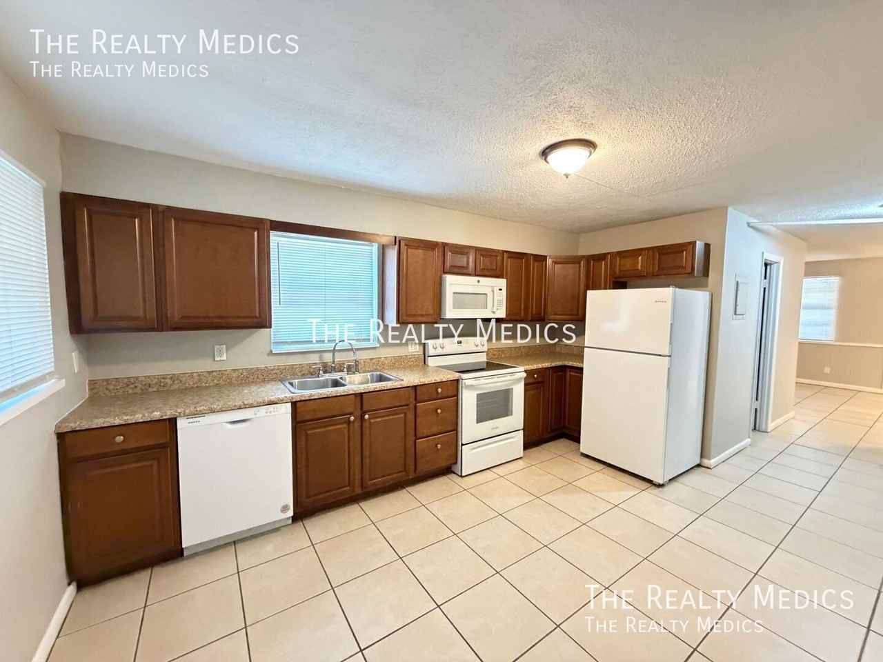 10048 Se Sunset Harbor Rd - Photo 6 of 26