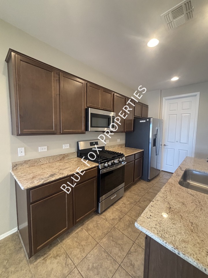 10140 S Rolling Water Dr - Photo 2 of 26