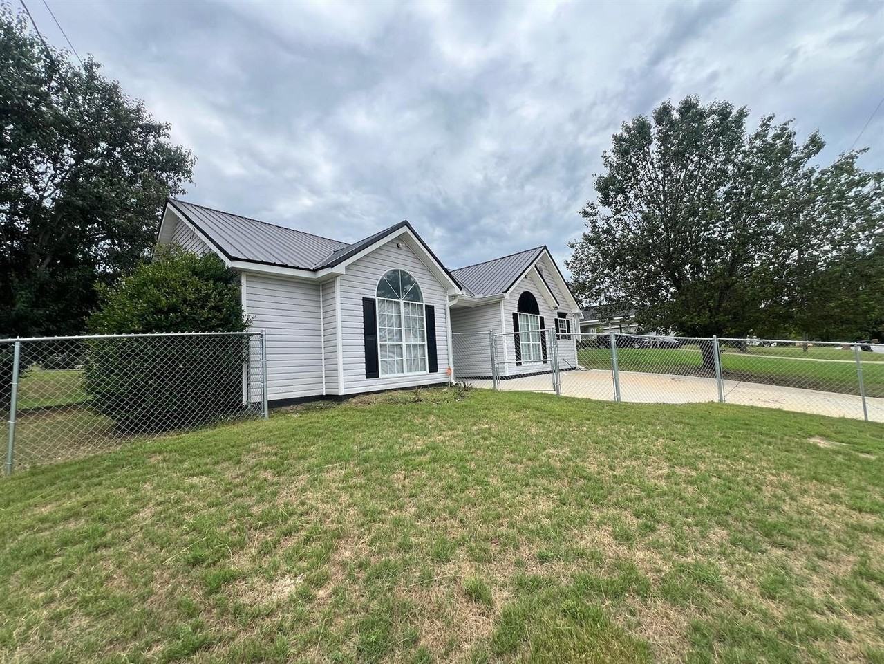 6048 Buxton Dr - Photo 2 of 15