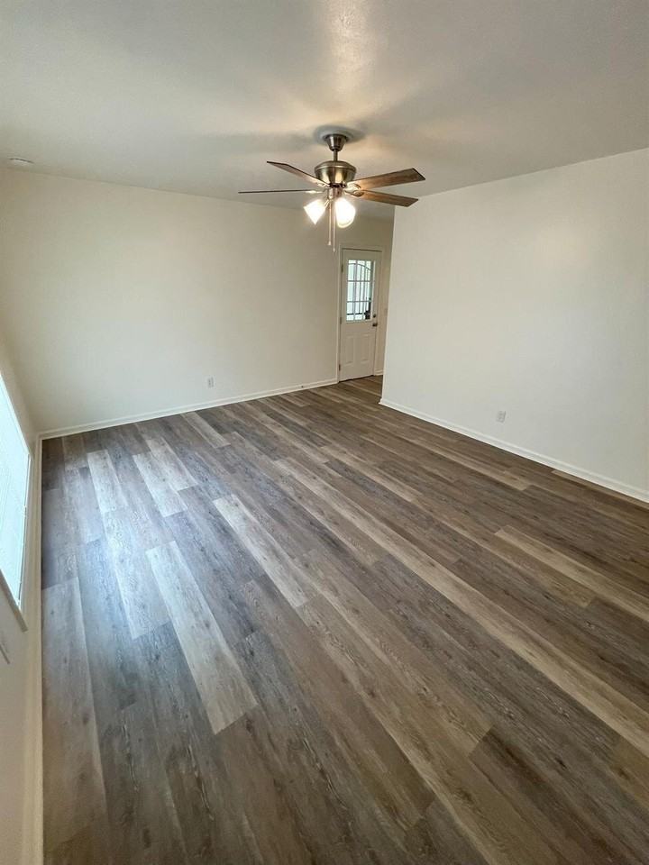 5360 Spencer Ln - Photo 3 of 15