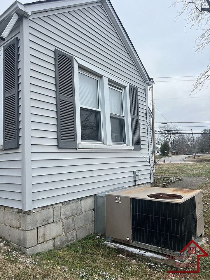 1366 N Dixie Ave - Photo 3 of 11