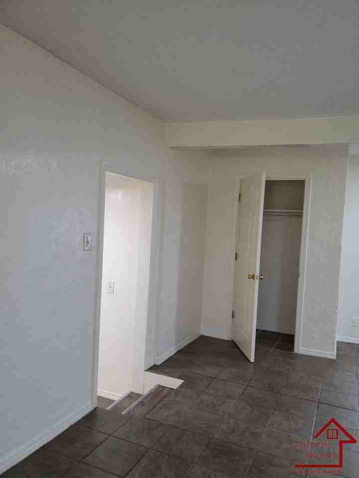 1804 Nw Lincoln Ave - Photo 5 of 16