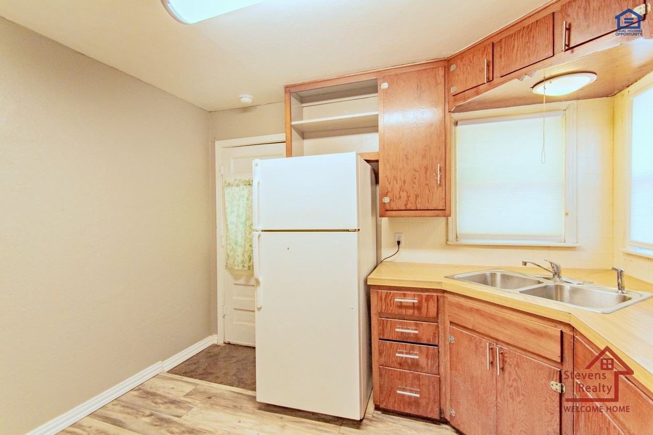 1602 Nw Irwin Ave - Photo 4 of 45