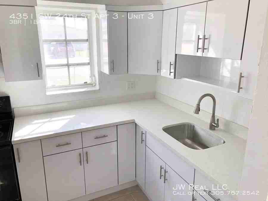 4351 Sw 24th St Apt 3 #3 - Photo 3 of 10