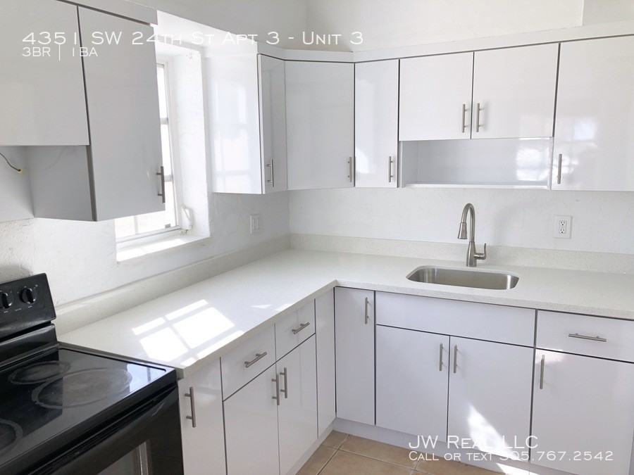 4351 Sw 24th St Apt 3 #3 - Photo 5 of 10
