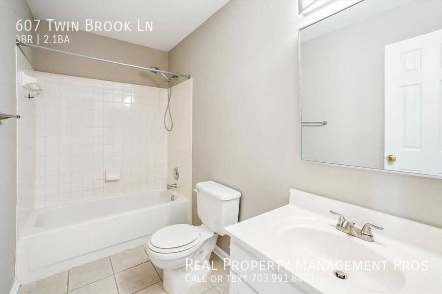 607 Twin Brook Ln - Photo 4 of 22