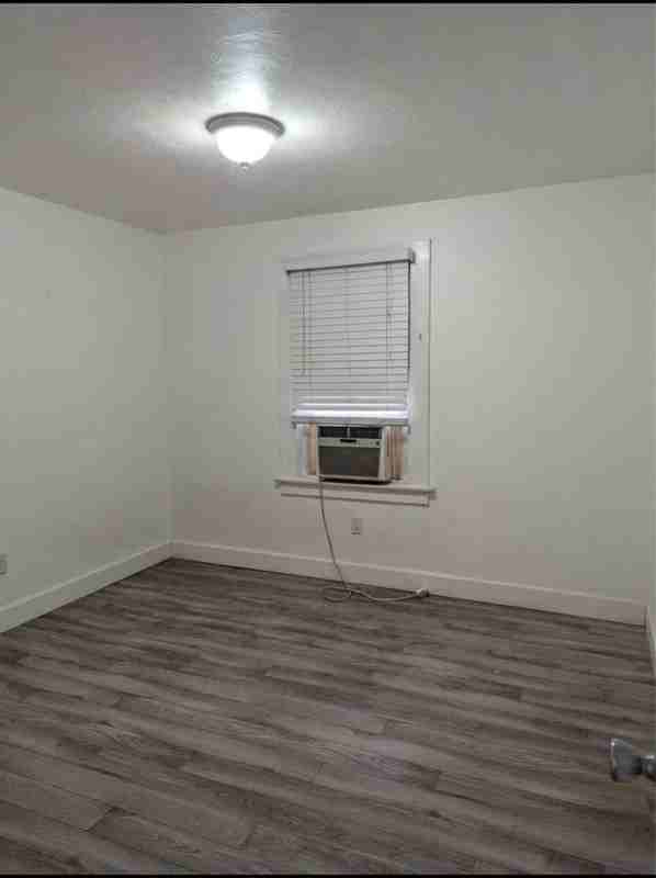 812 N St #B - Photo 5 of 14