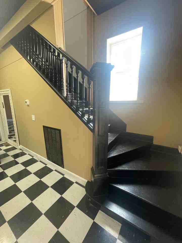 1021 S Main St - Photo 5 of 18