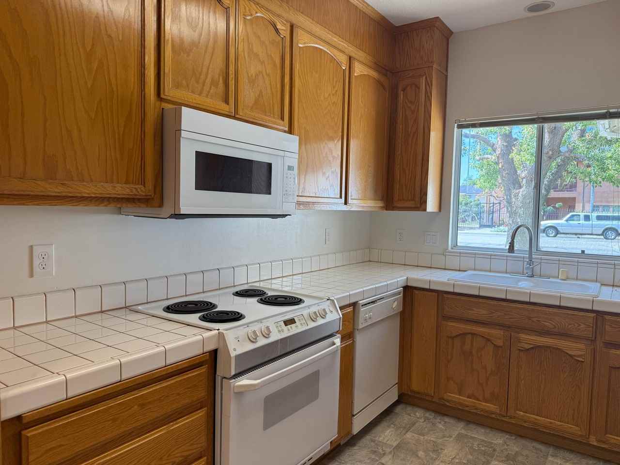 1296 Woodhaven Ln - Photo 3 of 18