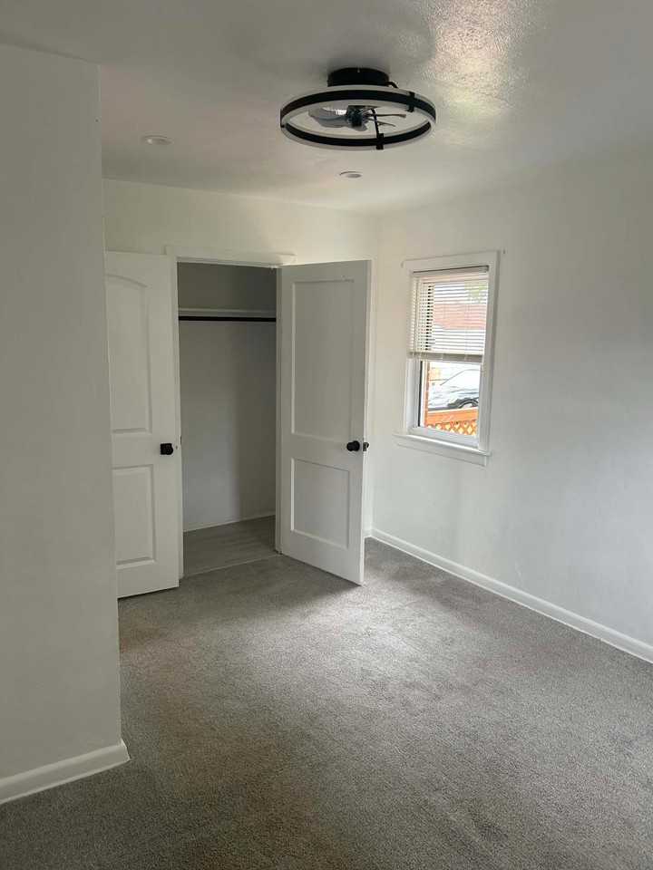 1014 Parkside Ave - Photo 5 of 20