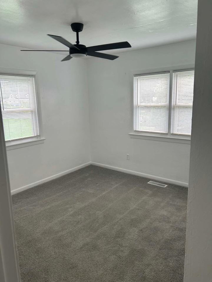 1014 Parkside Ave - Photo 6 of 20
