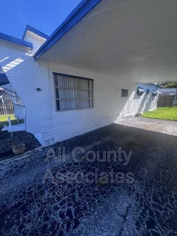 1844 Mary Ln - Photo 2 of 10