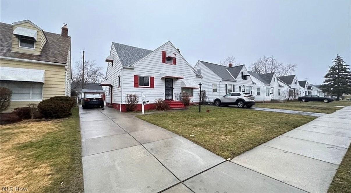 19513 Beverly Ave - Photo 2 of 11