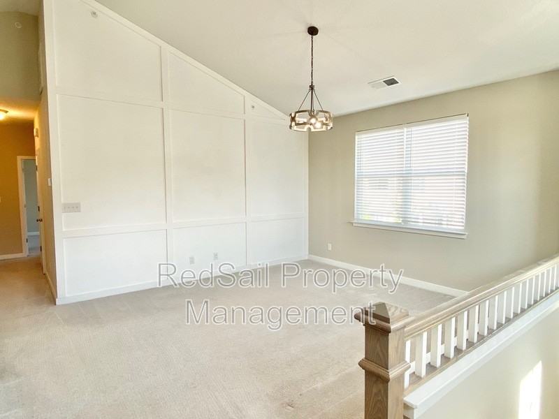 520 Fishers Ct - Photo 3 of 17