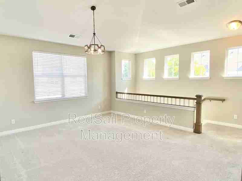 520 Fishers Ct - Photo 4 of 17