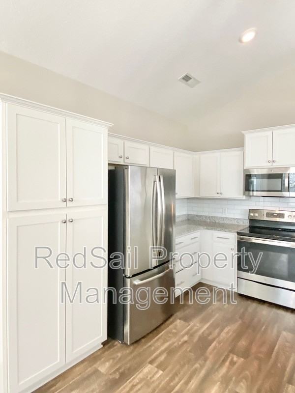 520 Fishers Ct - Photo 6 of 17