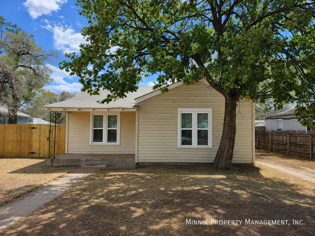 2405 25th St - Photo 2 of 11