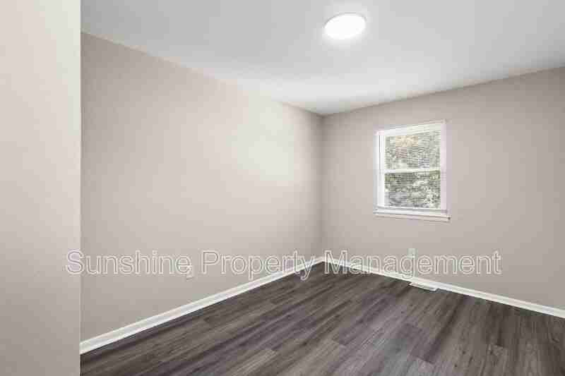 139 Bristol Ave - Photo 2 of 11