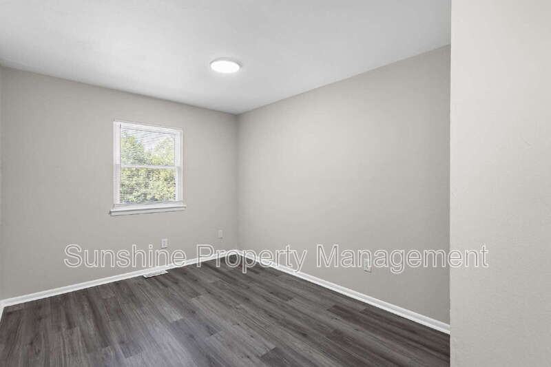 139 Bristol Ave - Photo 3 of 11