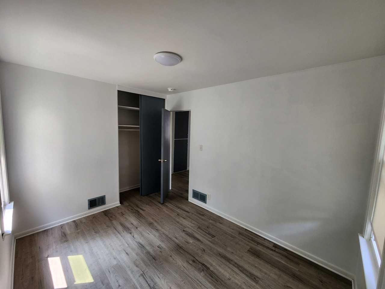 300 E Marshall St - Photo 6 of 11