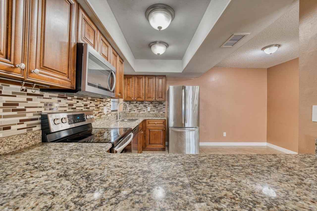 10007 Oakengate Pl - Photo 5 of 15