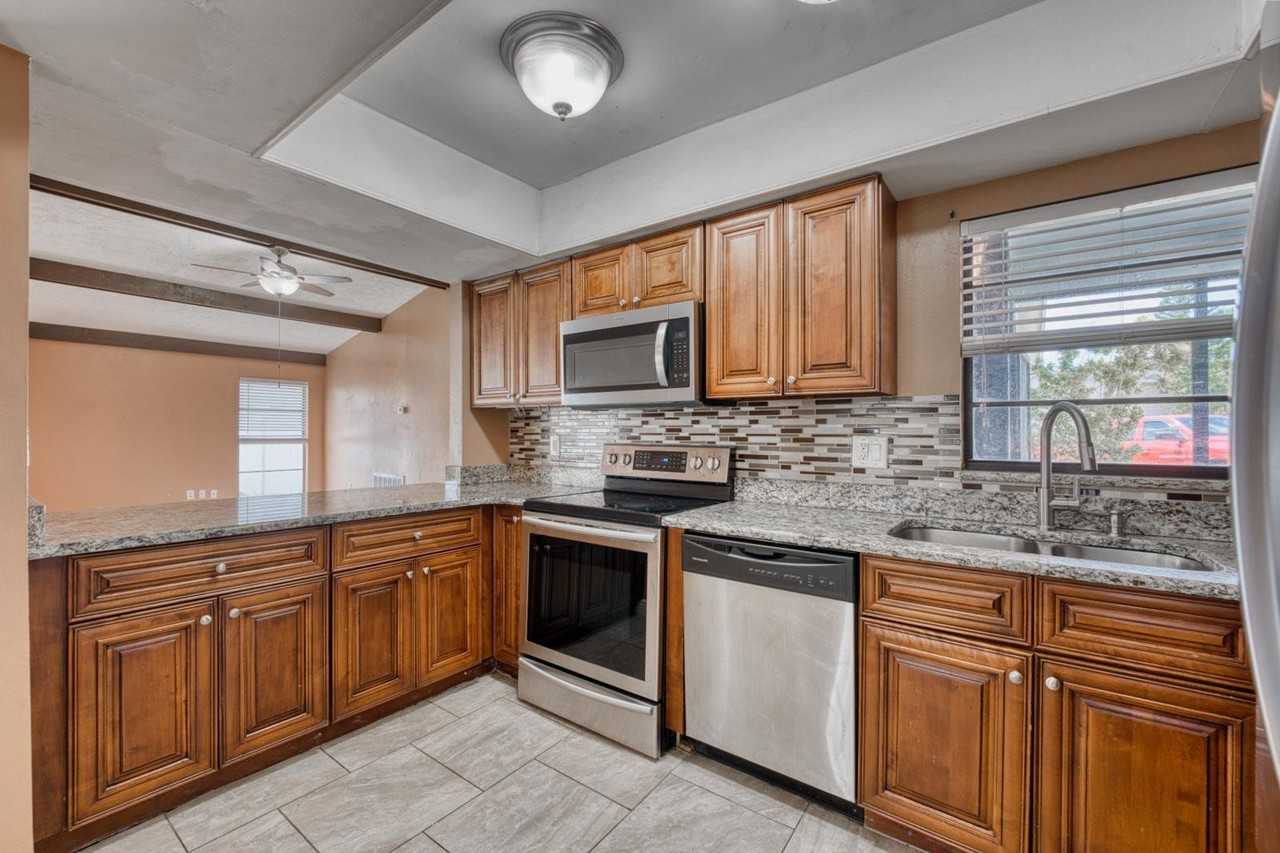 10007 Oakengate Pl - Photo 6 of 15