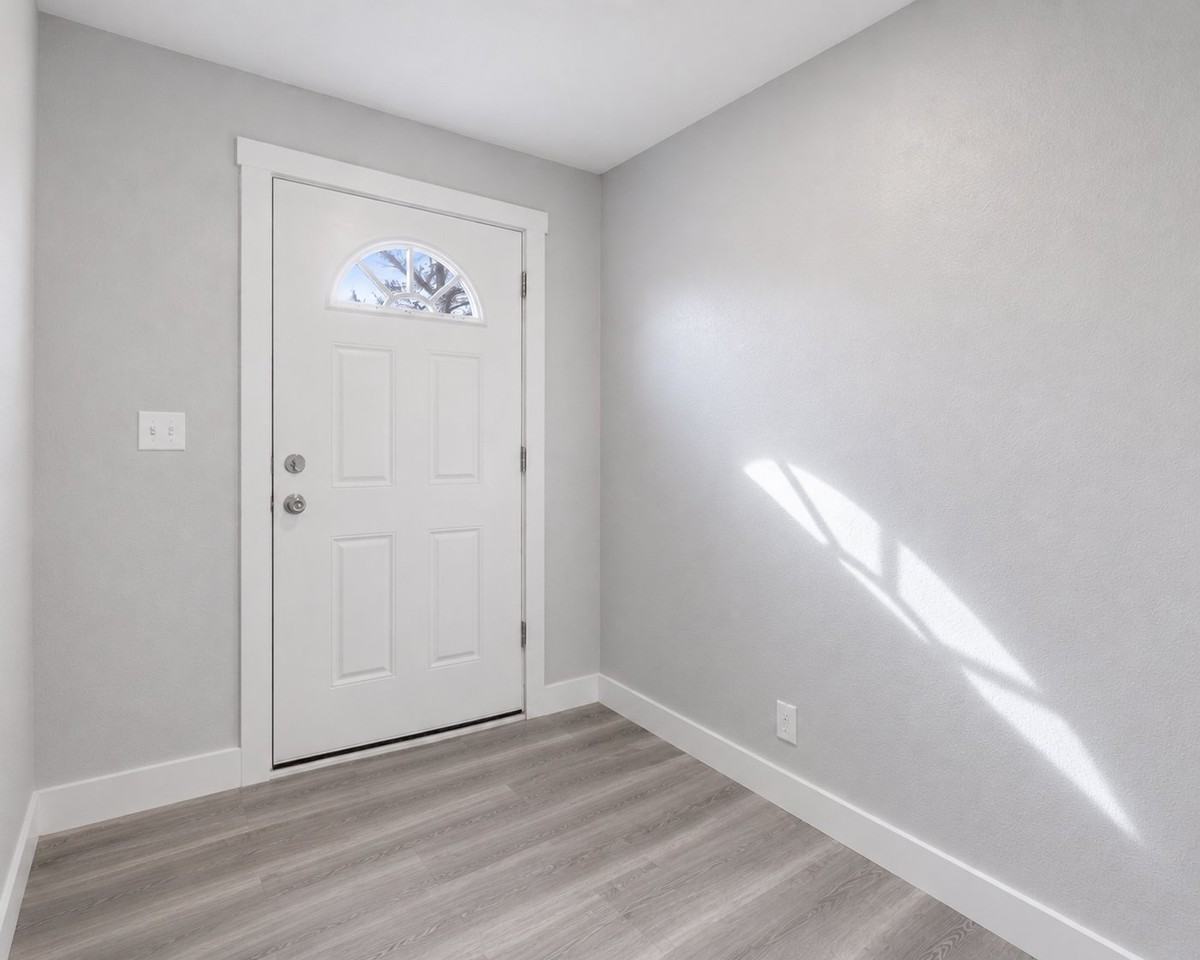 1051 W Oak St - Photo 2 of 10