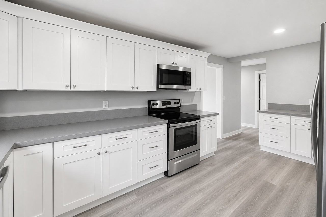 1051 W Oak St - Photo 3 of 10