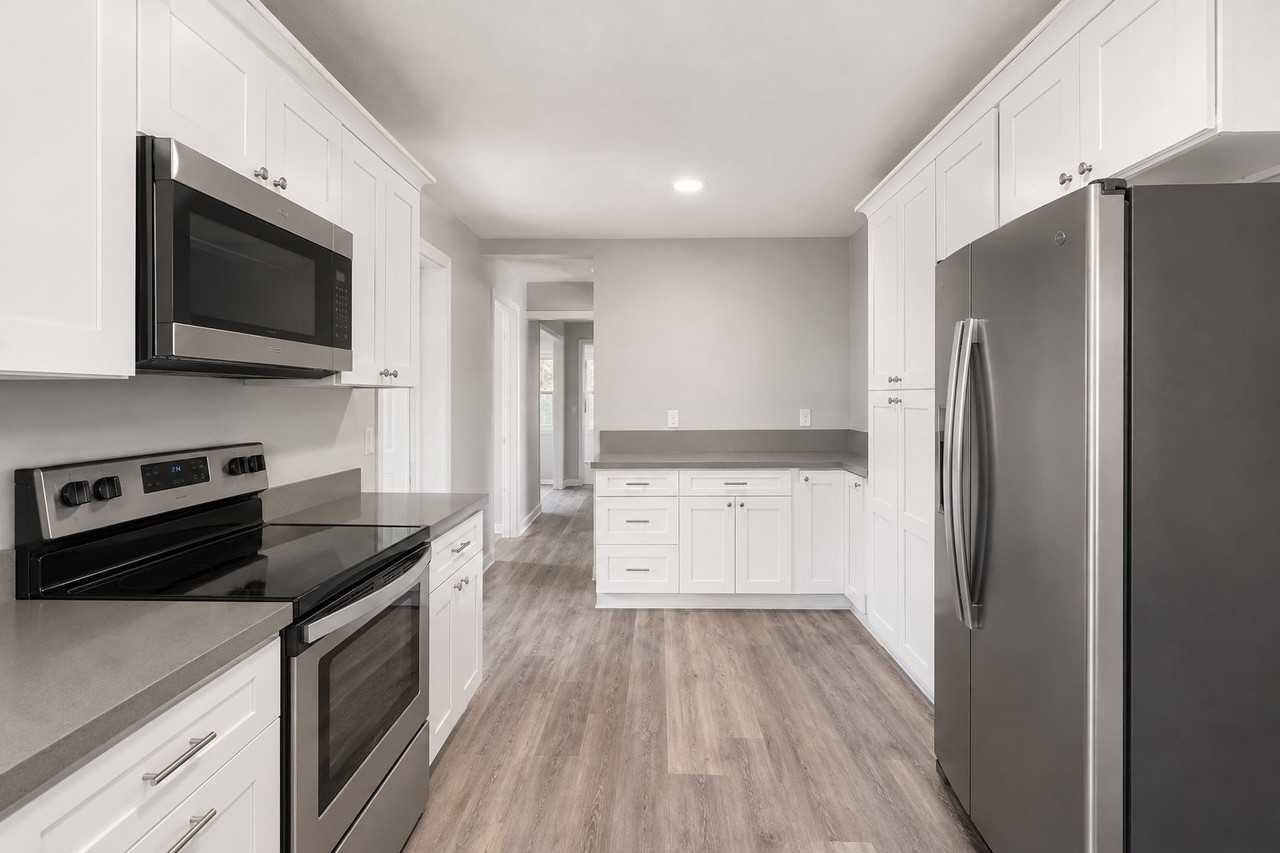 1051 W Oak St - Photo 4 of 10