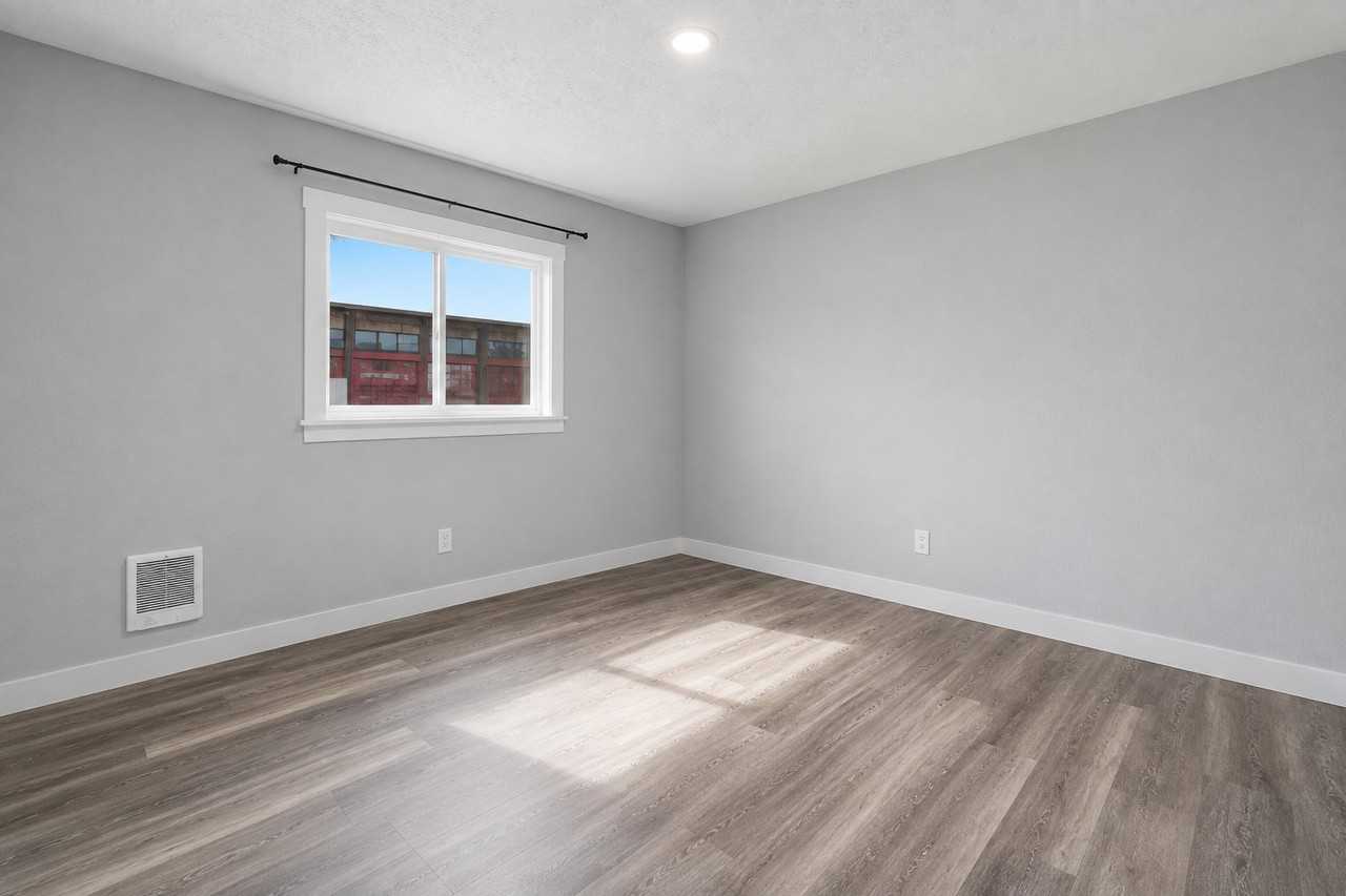 1051 W Oak St - Photo 7 of 10
