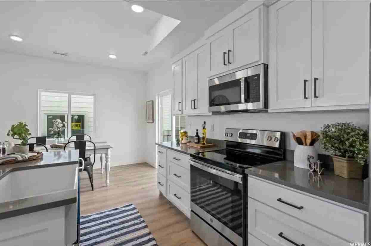 1111 E St - Photo 2 of 12