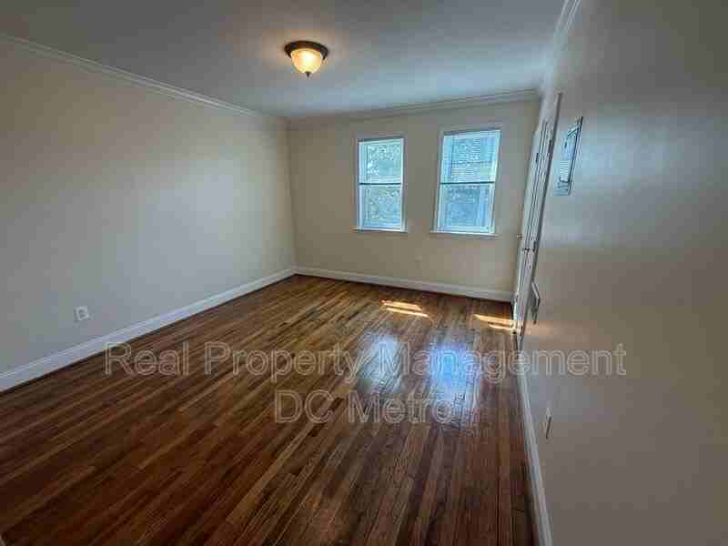 1924 E St Ne #A - Photo 3 of 16