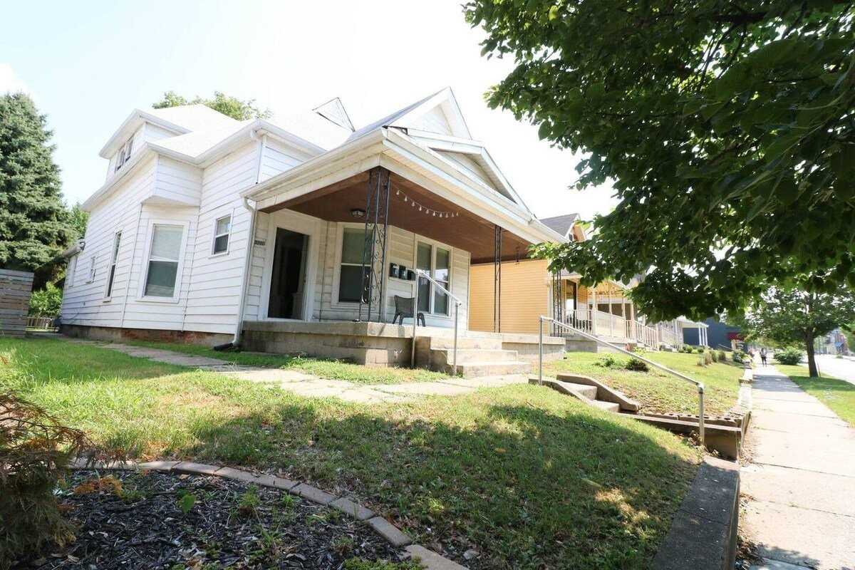2010 E 10th St #1 - Photo 4 of 11