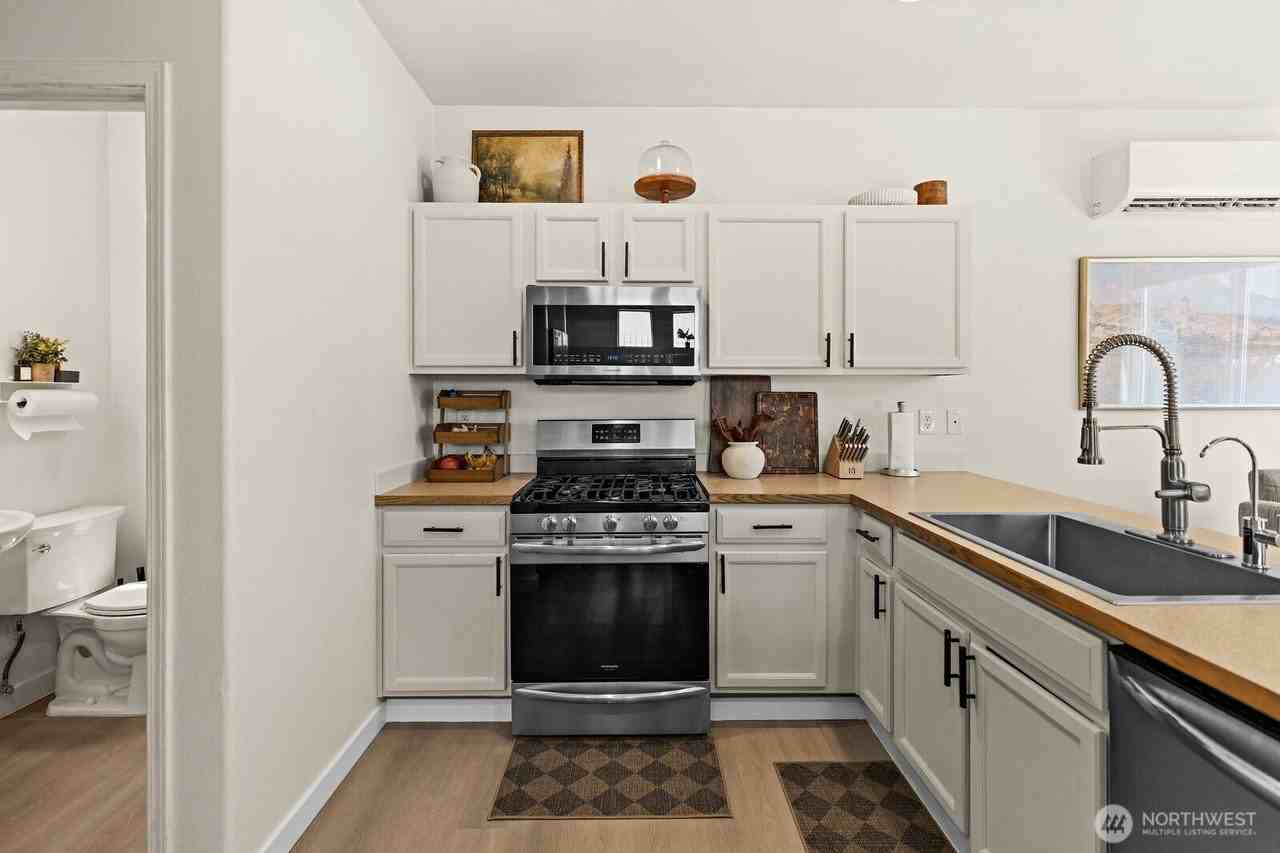 9814 184th St E - Photo 4 of 20