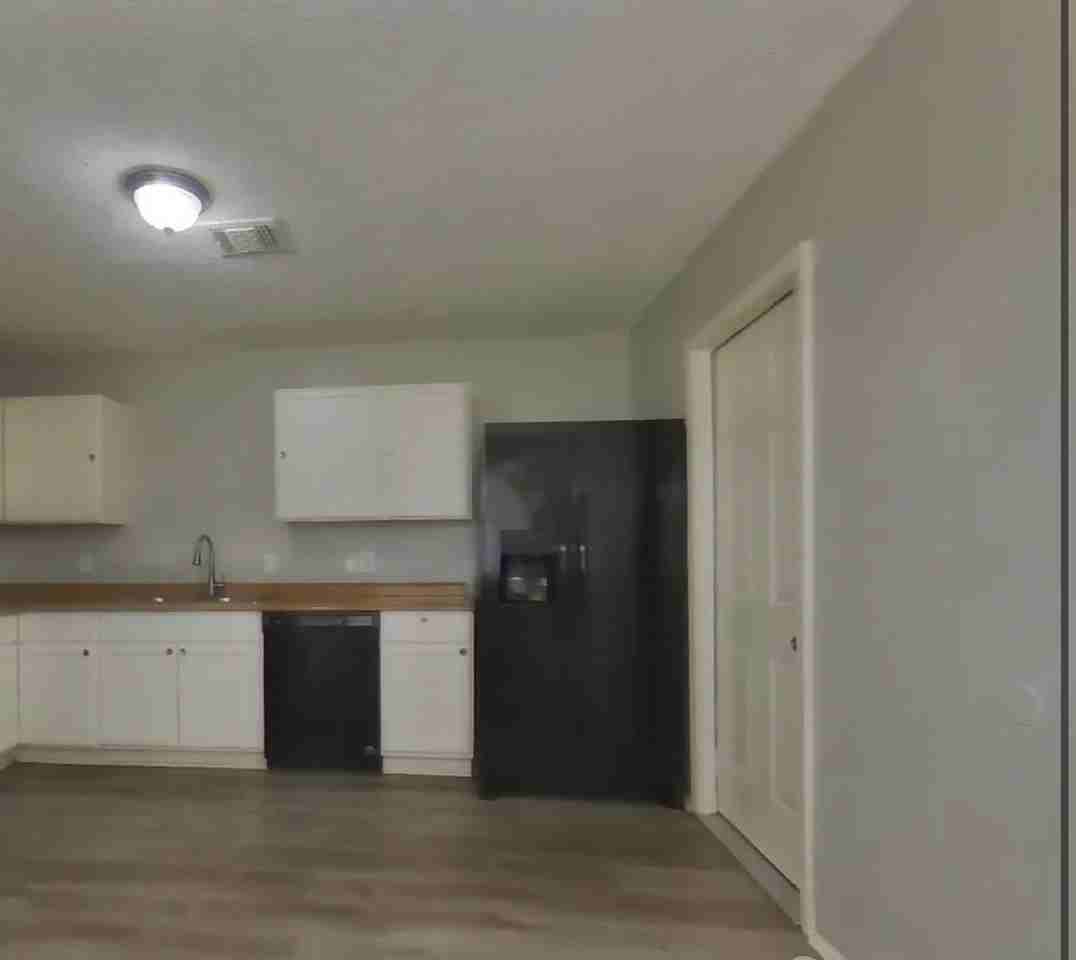 1404 Nw 58th Ave - Photo 3 of 12
