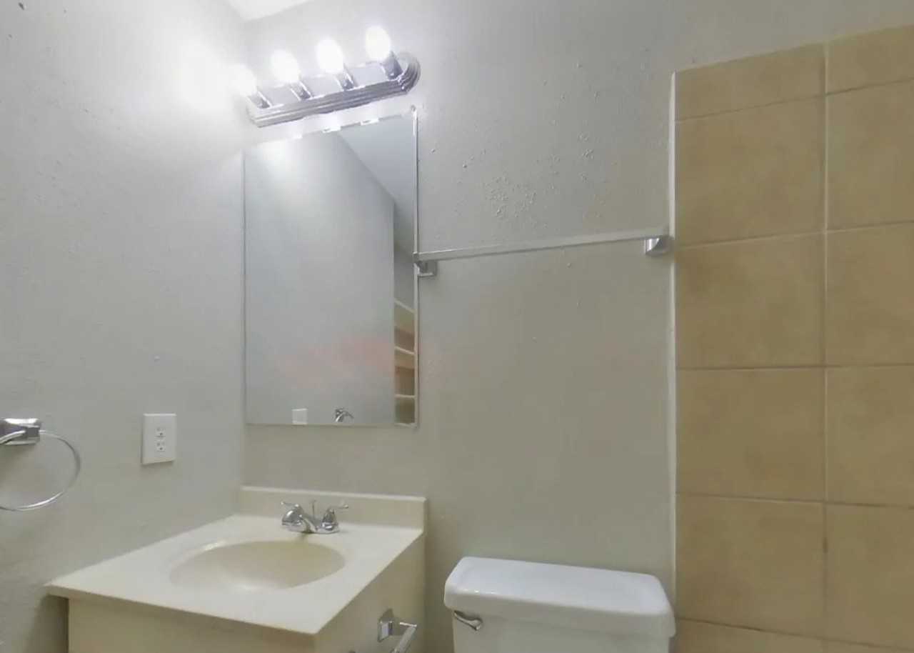 1404 Nw 58th Ave - Photo 6 of 12
