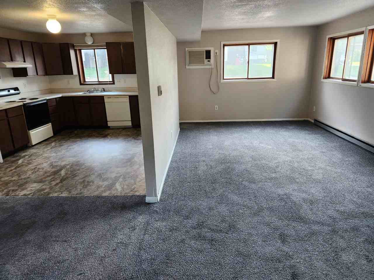 1022 Higby Dr - Photo 2 of 10