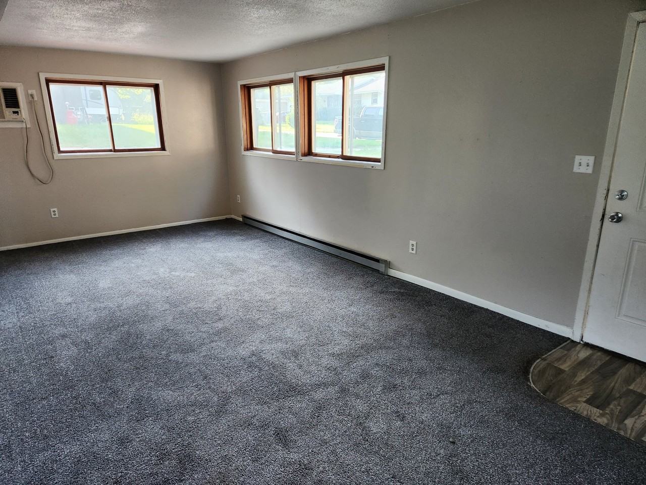 1022 Higby Dr - Photo 3 of 10