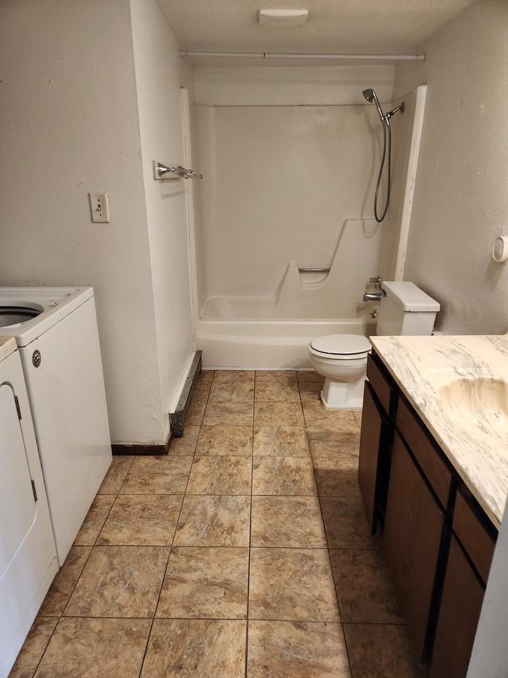 1022 Higby Dr - Photo 4 of 10