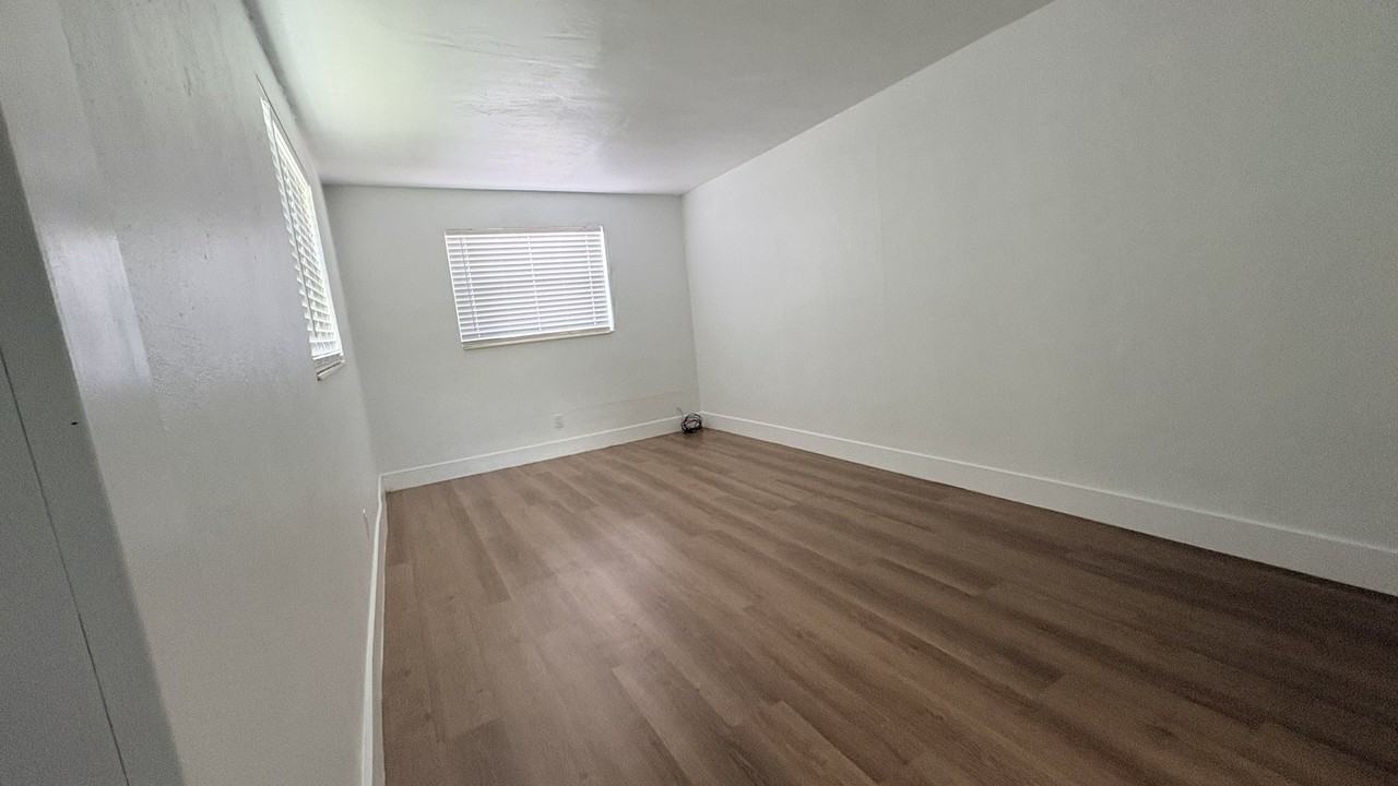 3740 Nw 9th St - Photo 3 of 12