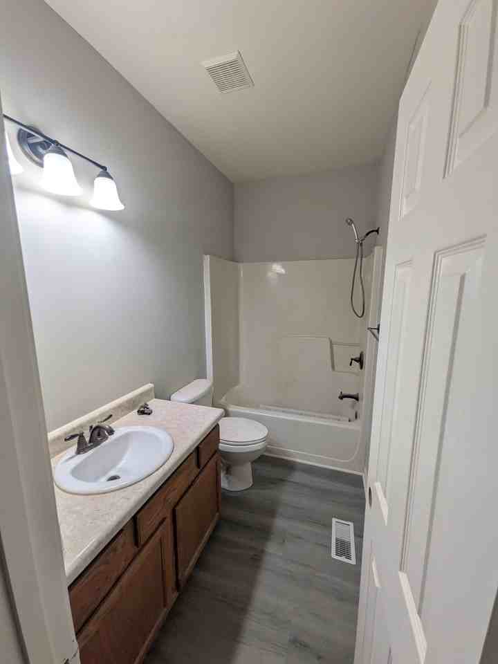 580 Northridge Rd - Photo 4 of 16