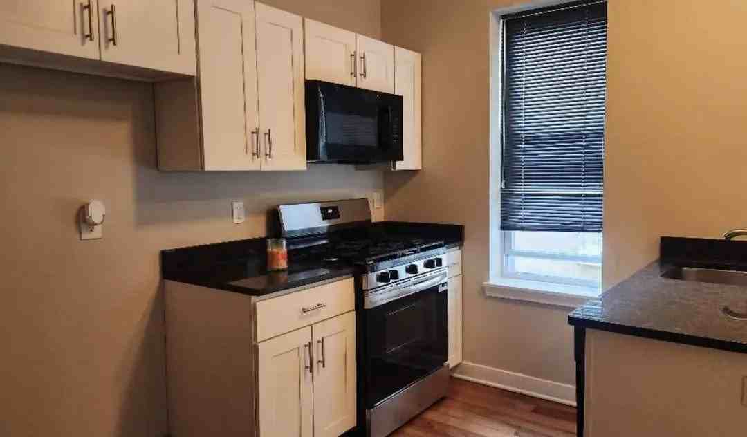 110 N Stockton St #B - Photo 2 of 6