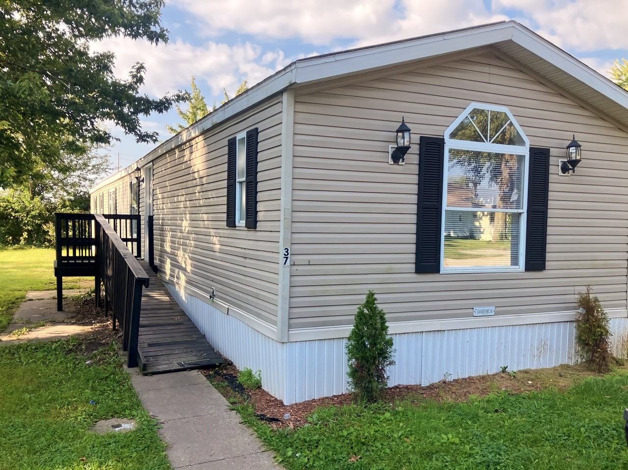 37 Village Ct - Photo 2 of 14