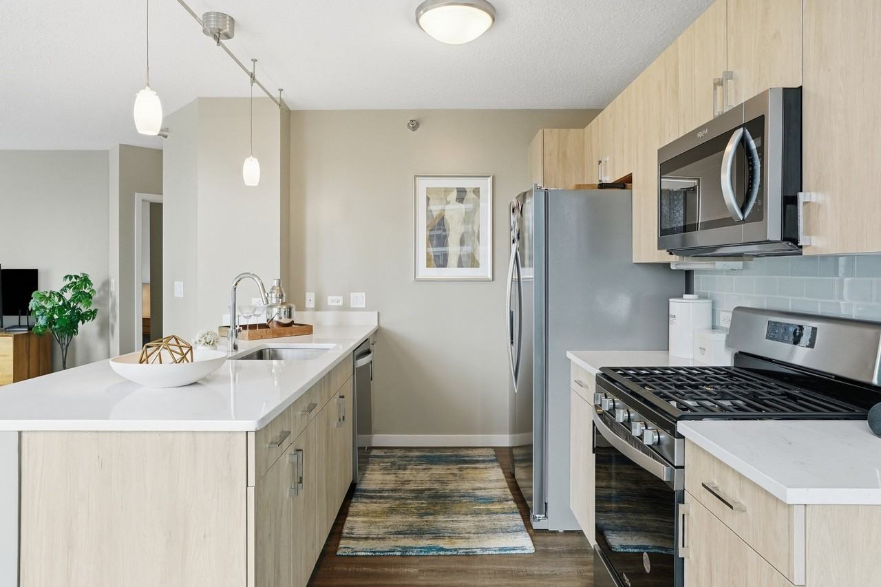533 N Mcclurg Ct - Photo 2 of 16