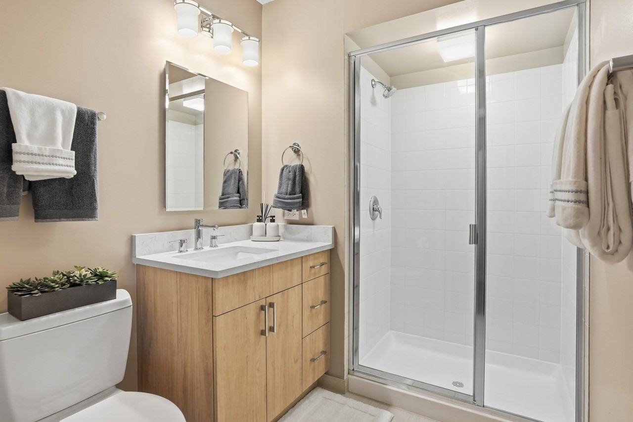 533 N Mcclurg Ct - Photo 3 of 16