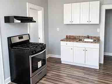 545 E 38th St #E9 - Photo 2 of 8