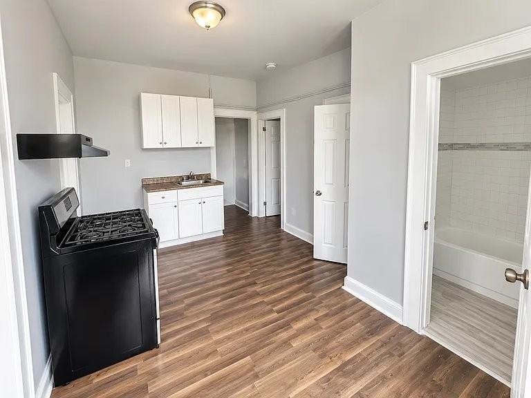 545 E 38th St #E9 - Photo 3 of 8