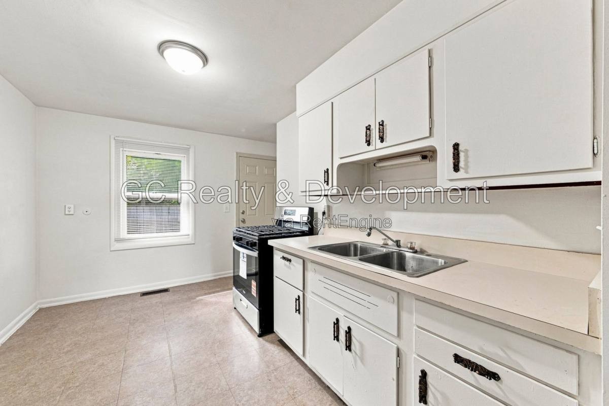 913 3rd St #909 - Photo 2 of 10